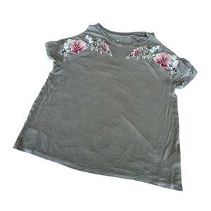 American Eagle open shoulder short sleeve embroidered T-shirt, Women's L